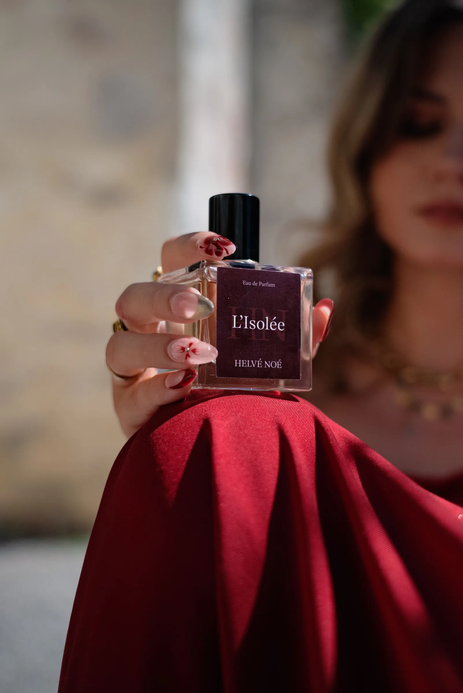 L’Isolée, parfum Helvé Noé porté dans un instant personnel